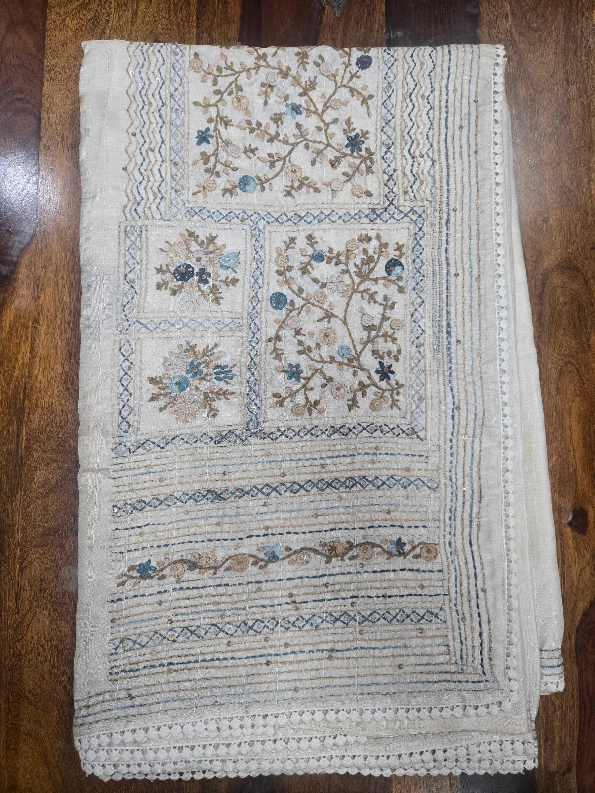 Onam Tussar Saree – Hand Embroidery & Elegant Lace Border (Comes with running blouse)