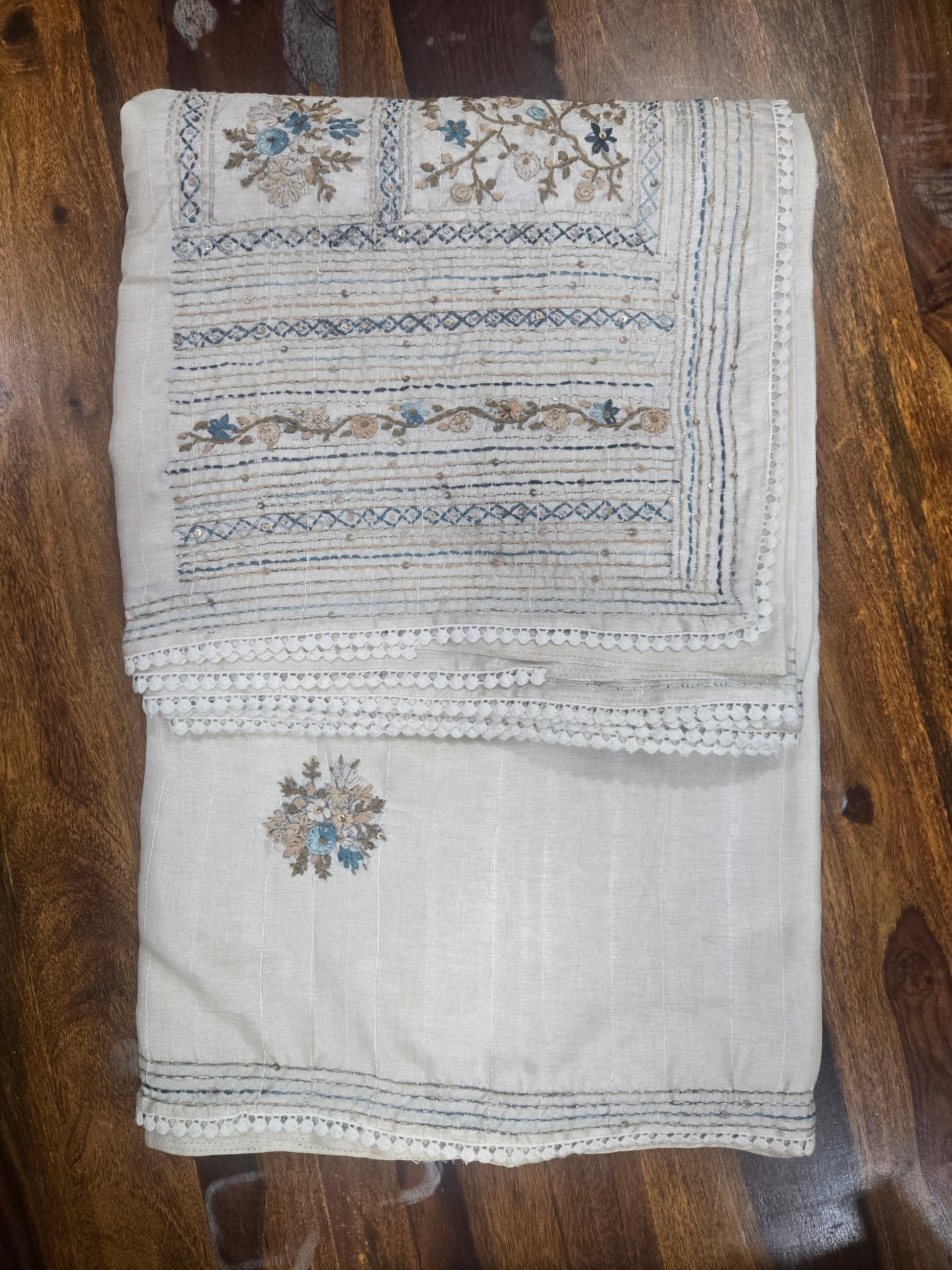 Onam Tussar Saree – Hand Embroidery & Elegant Lace Border (Comes with running blouse)