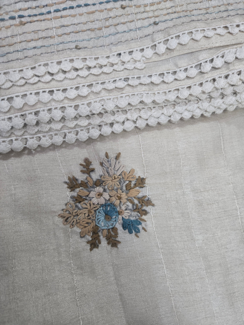 Onam Tussar Saree – Hand Embroidery & Elegant Lace Border (Comes with running blouse)