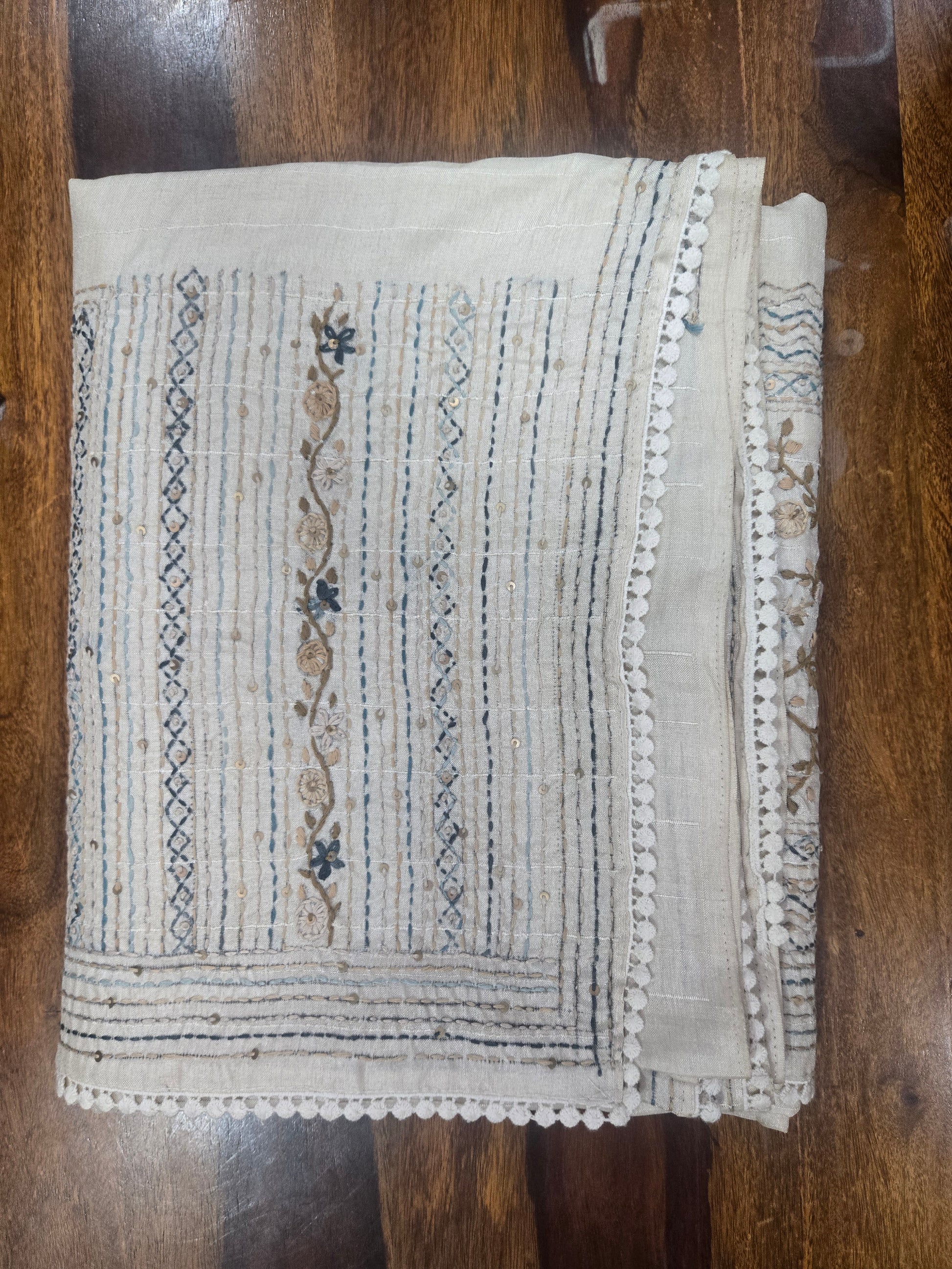 Onam Tussar Saree – Hand Embroidery & Elegant Lace Border (Comes with running blouse)