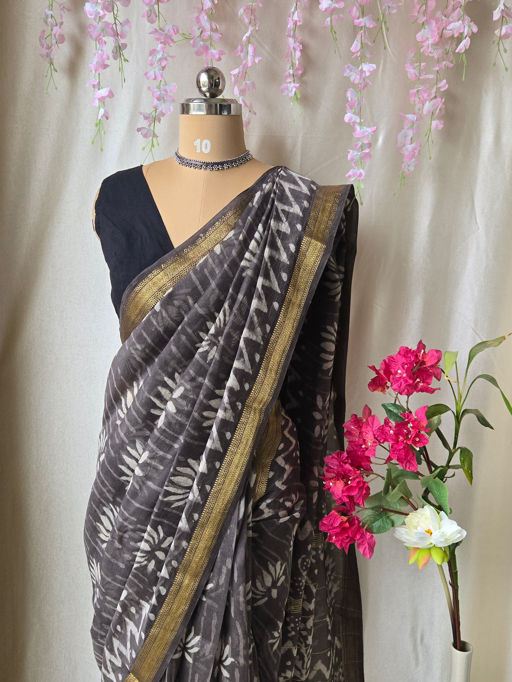 Maheshwari Silk Saree – Grey with Ivory Motifs & Golden Border