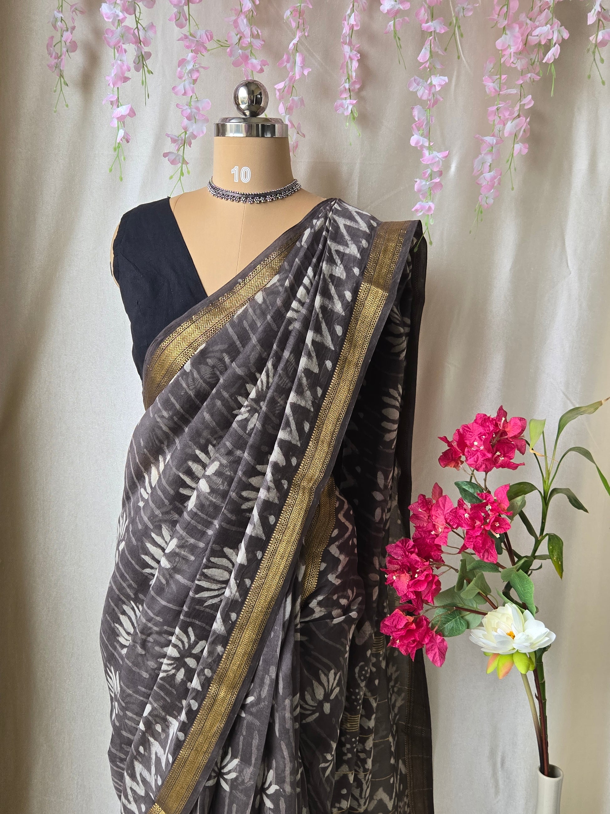 Maheshwari Silk Saree – Grey with Ivory Motifs & Golden Border