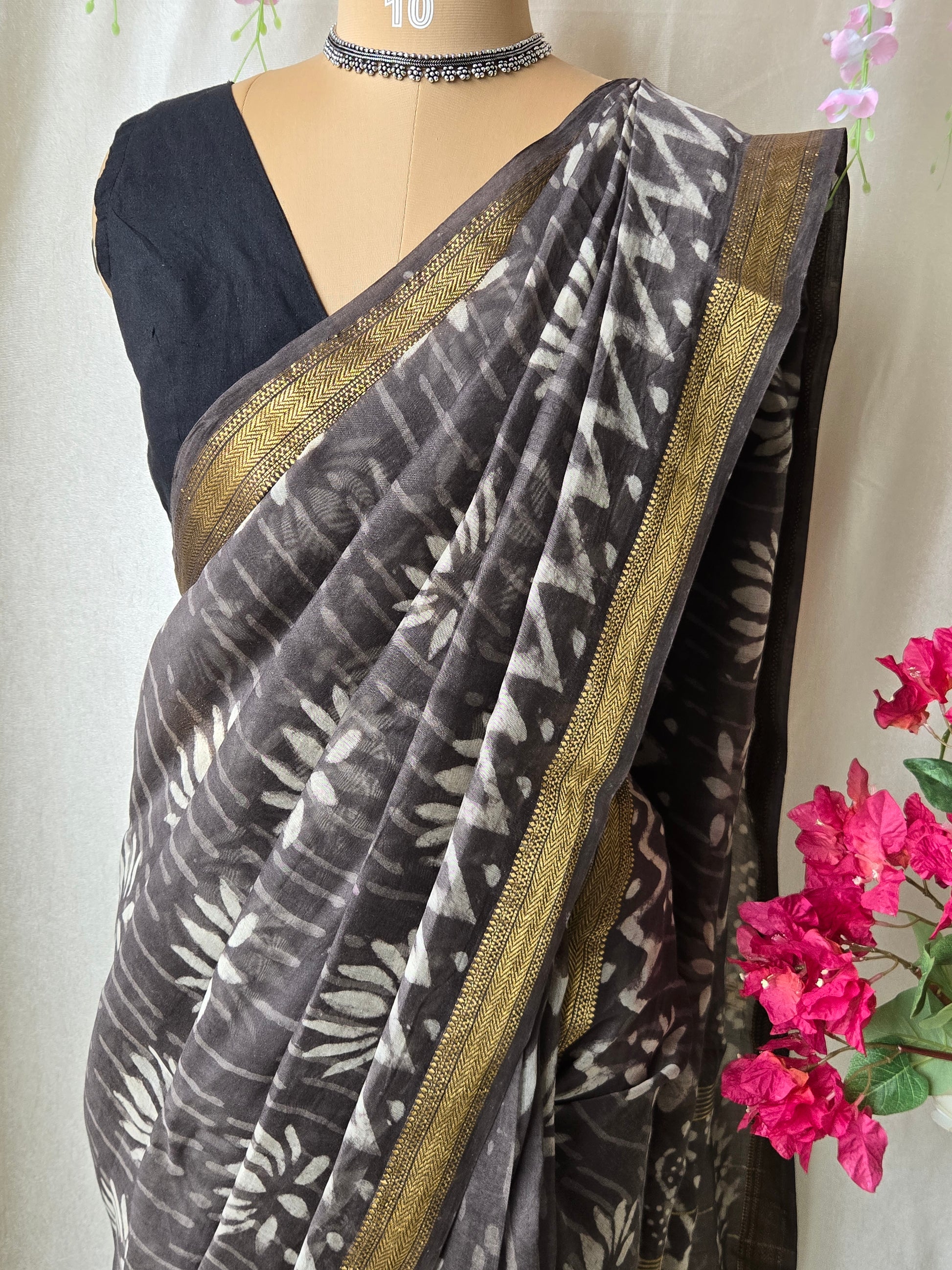 Maheshwari Silk Saree – Grey with Ivory Motifs & Golden Border