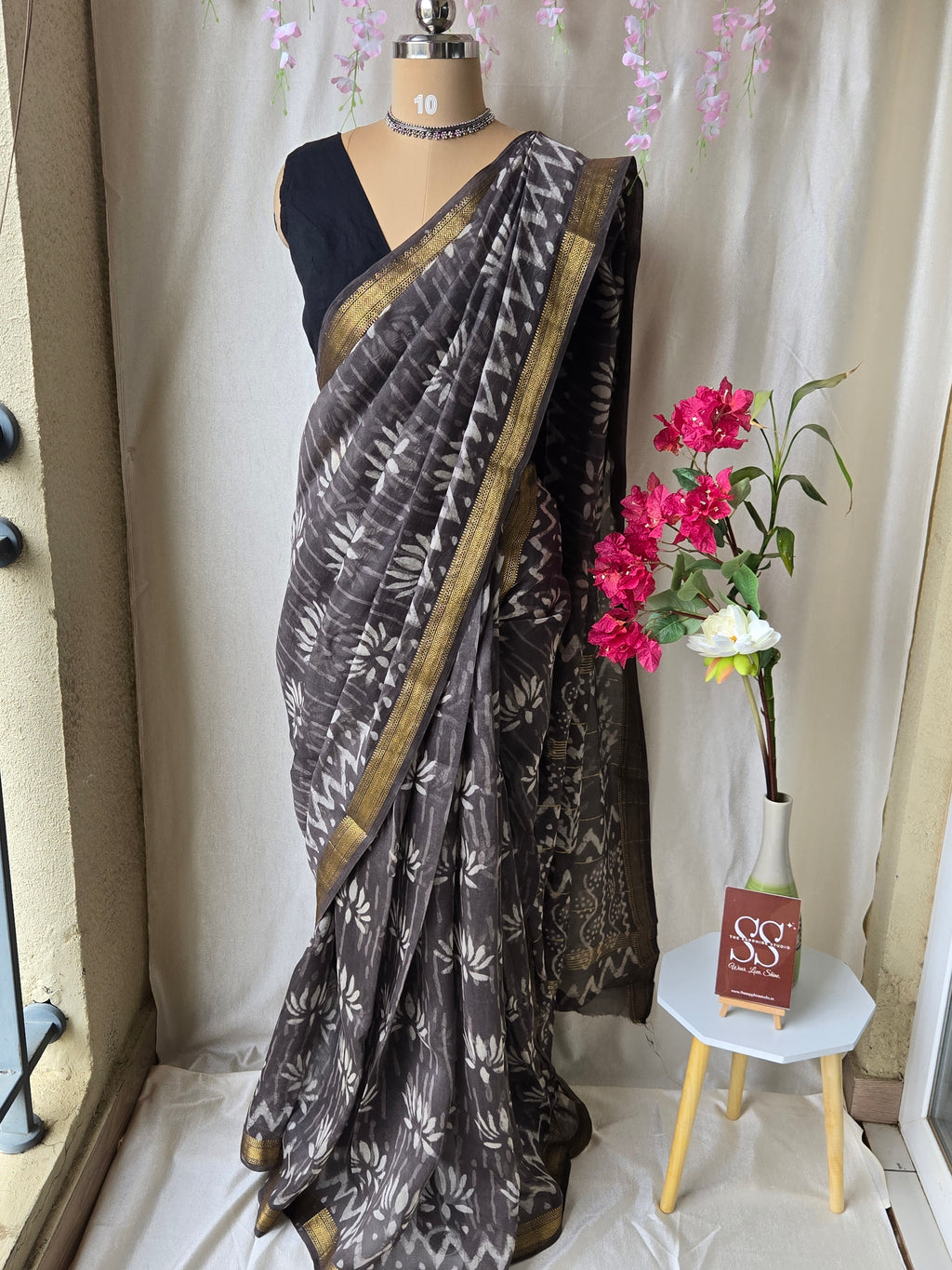 Maheshwari Silk Saree – Grey with Ivory Motifs & Golden Border