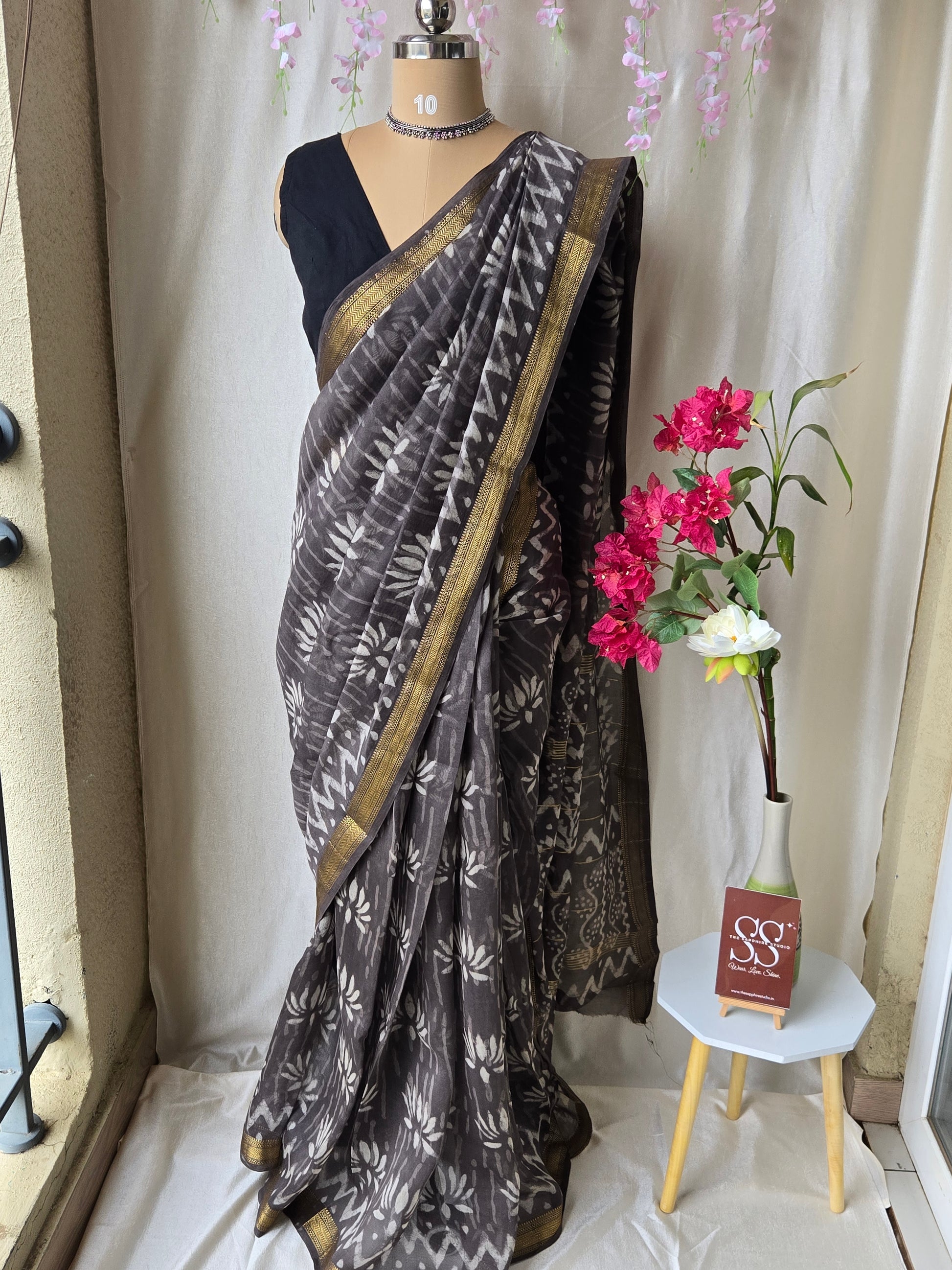 Maheshwari Silk Saree – Grey with Ivory Motifs & Golden Border