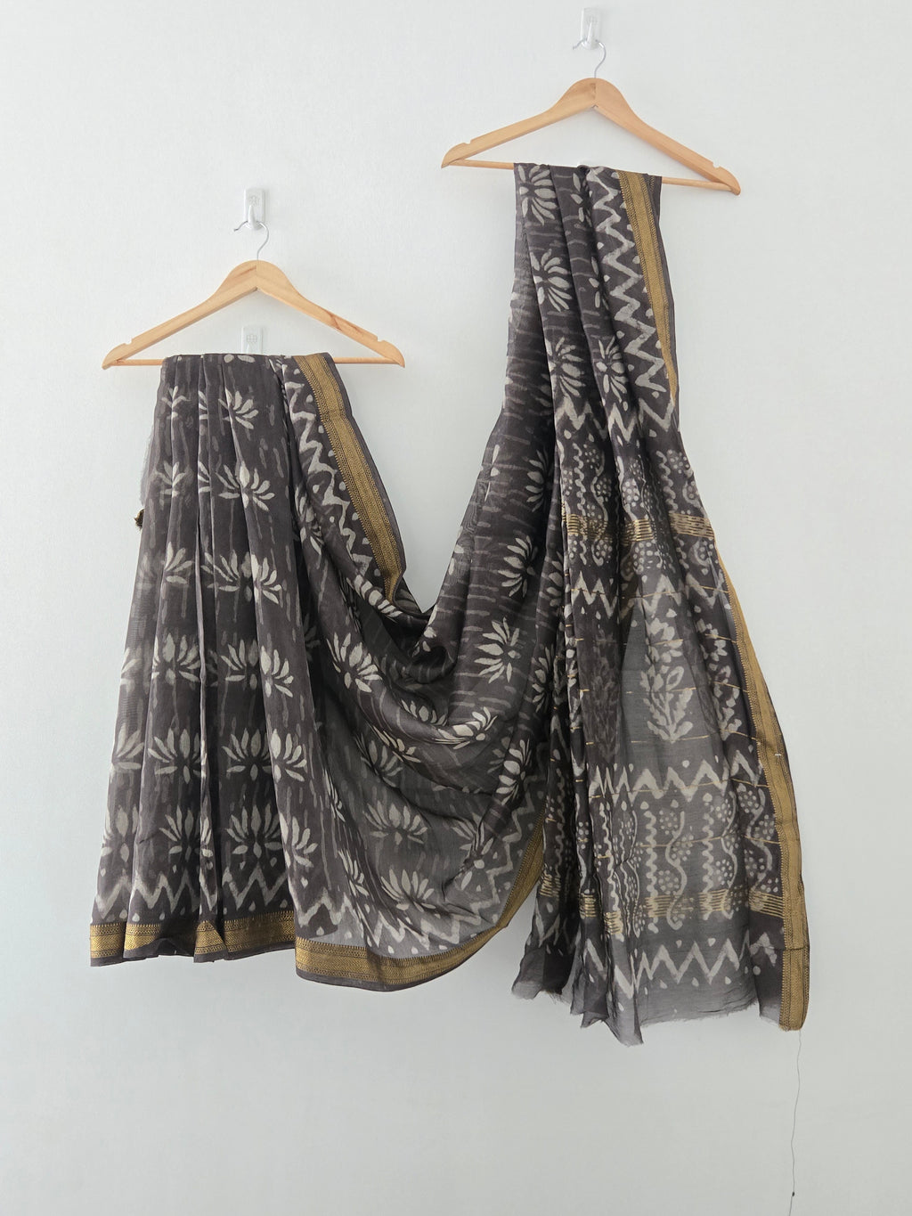 Maheshwari Silk Saree – Grey with Ivory Motifs & Golden Border