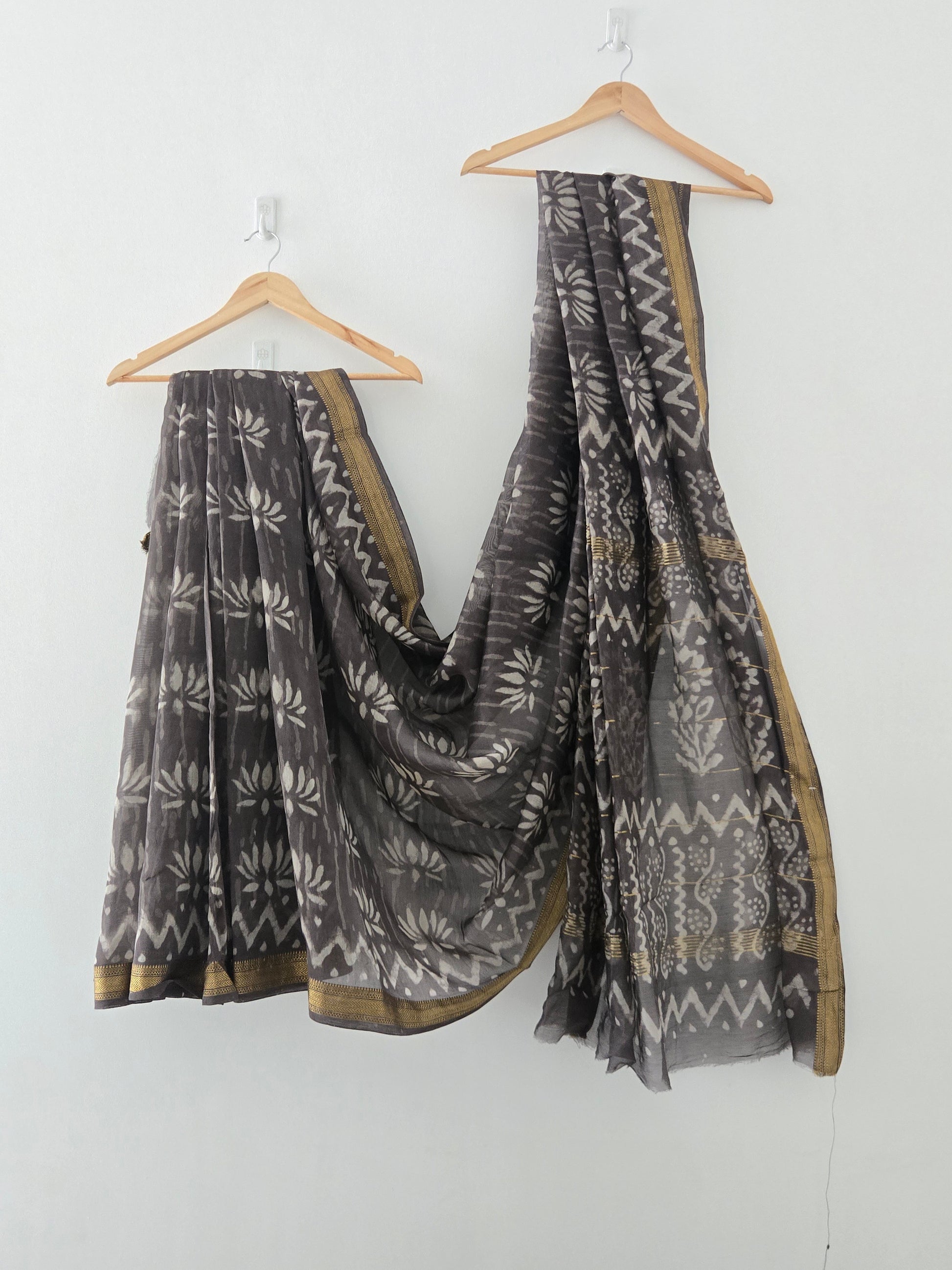 Maheshwari Silk Saree – Grey with Ivory Motifs & Golden Border
