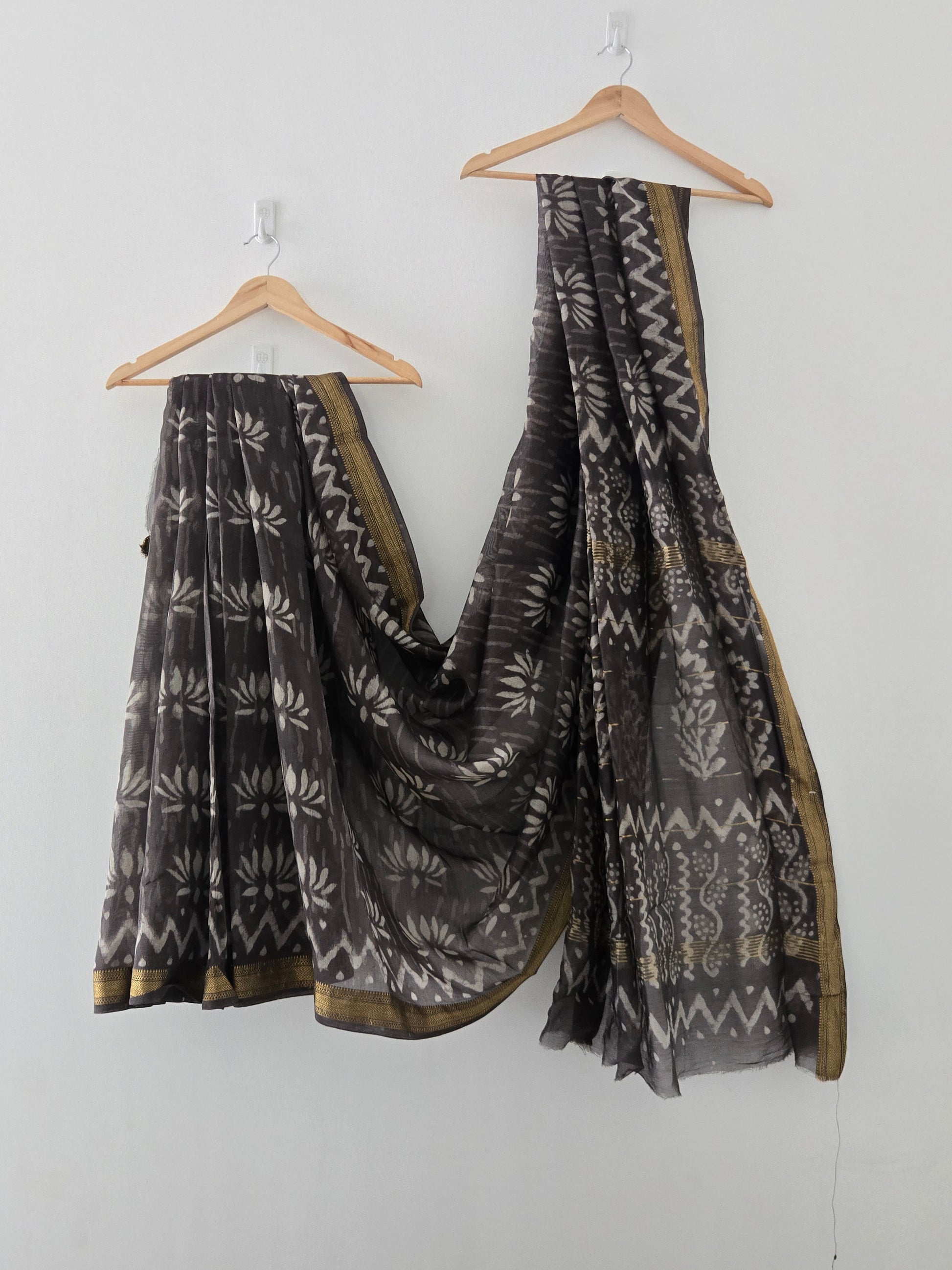 Maheshwari Silk Saree – Grey with Ivory Motifs & Golden Border