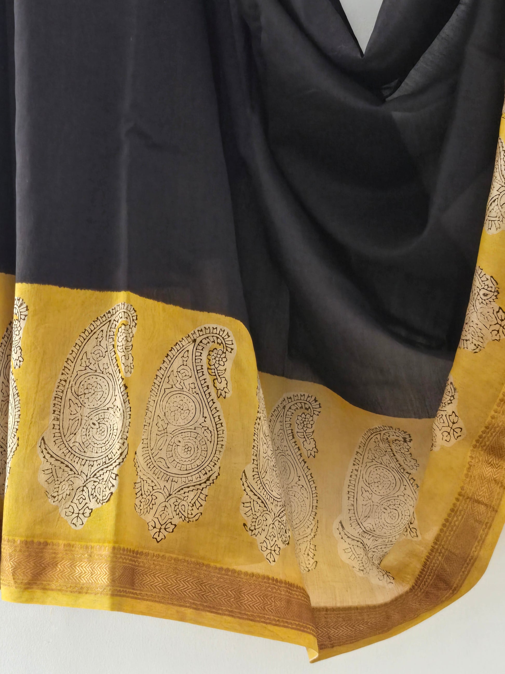 Maheshwari Silk Saree – Black with Yellow Border & Silver Motifs