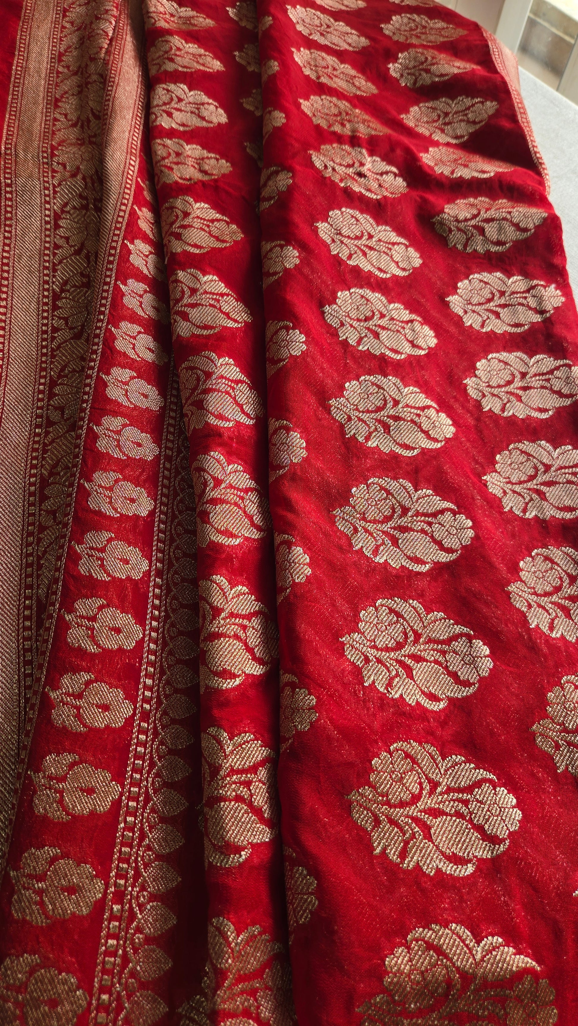 Red Banarasi Georgette Saree with Zig-Zag Weave & Zari Pallu ✨