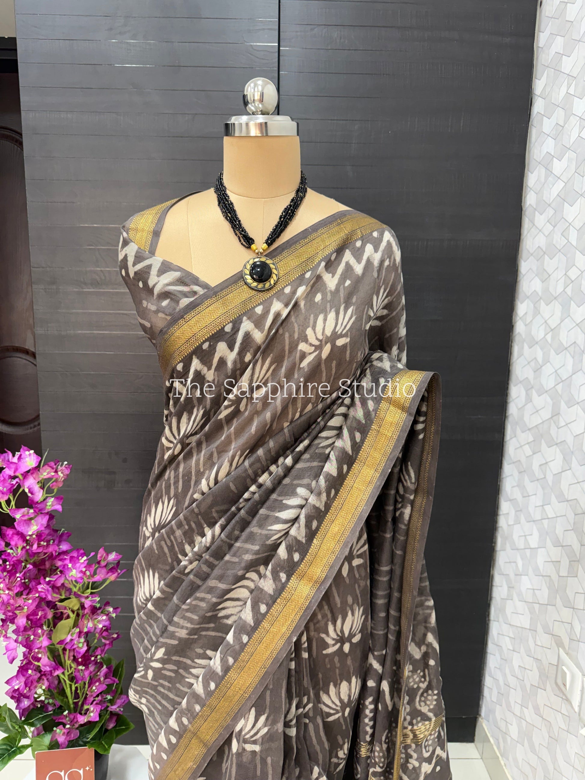 Maheshwari Silk Saree – Grey with Ivory Motifs & Golden Border