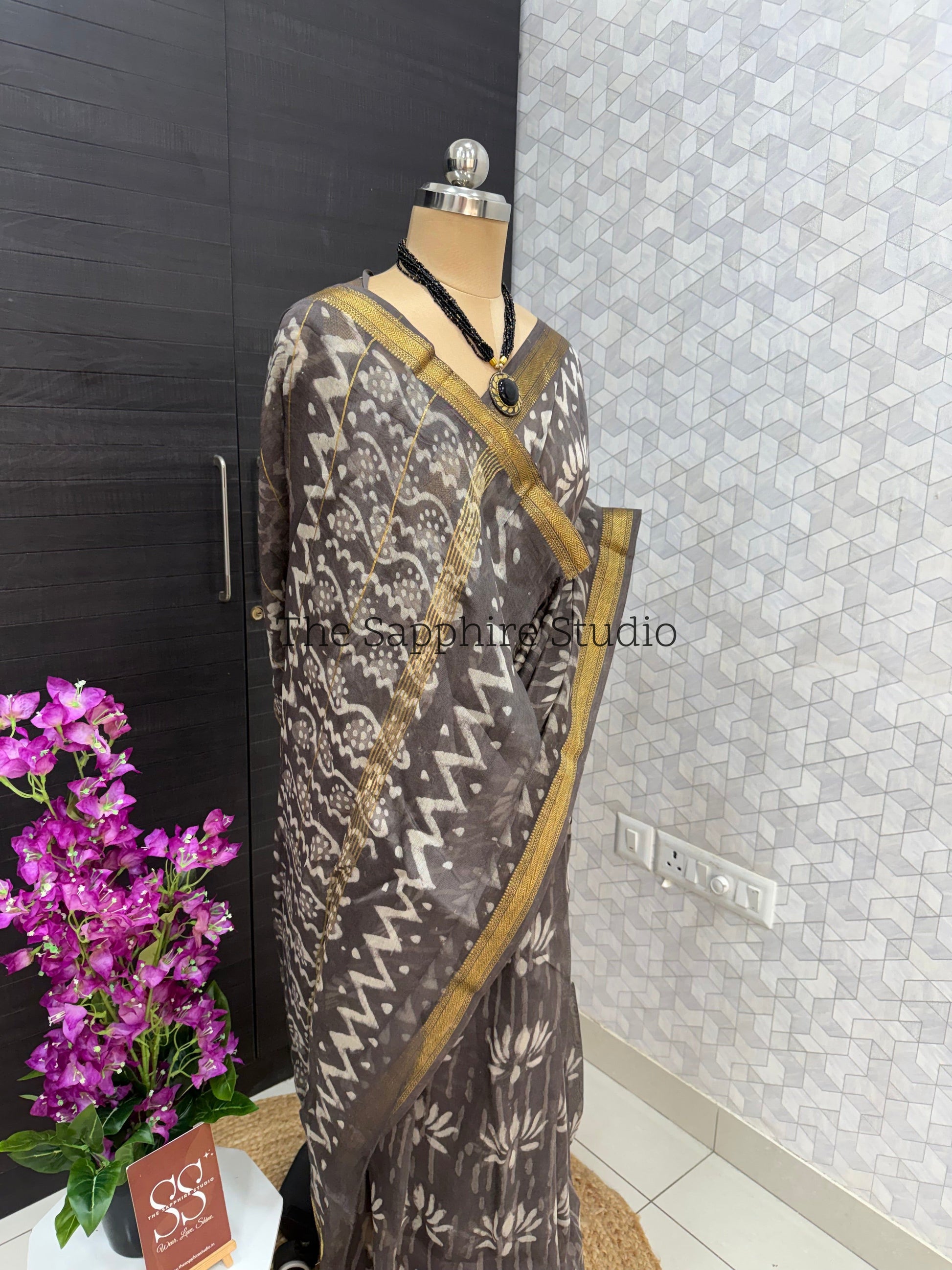 Maheshwari Silk Saree – Grey with Ivory Motifs & Golden Border