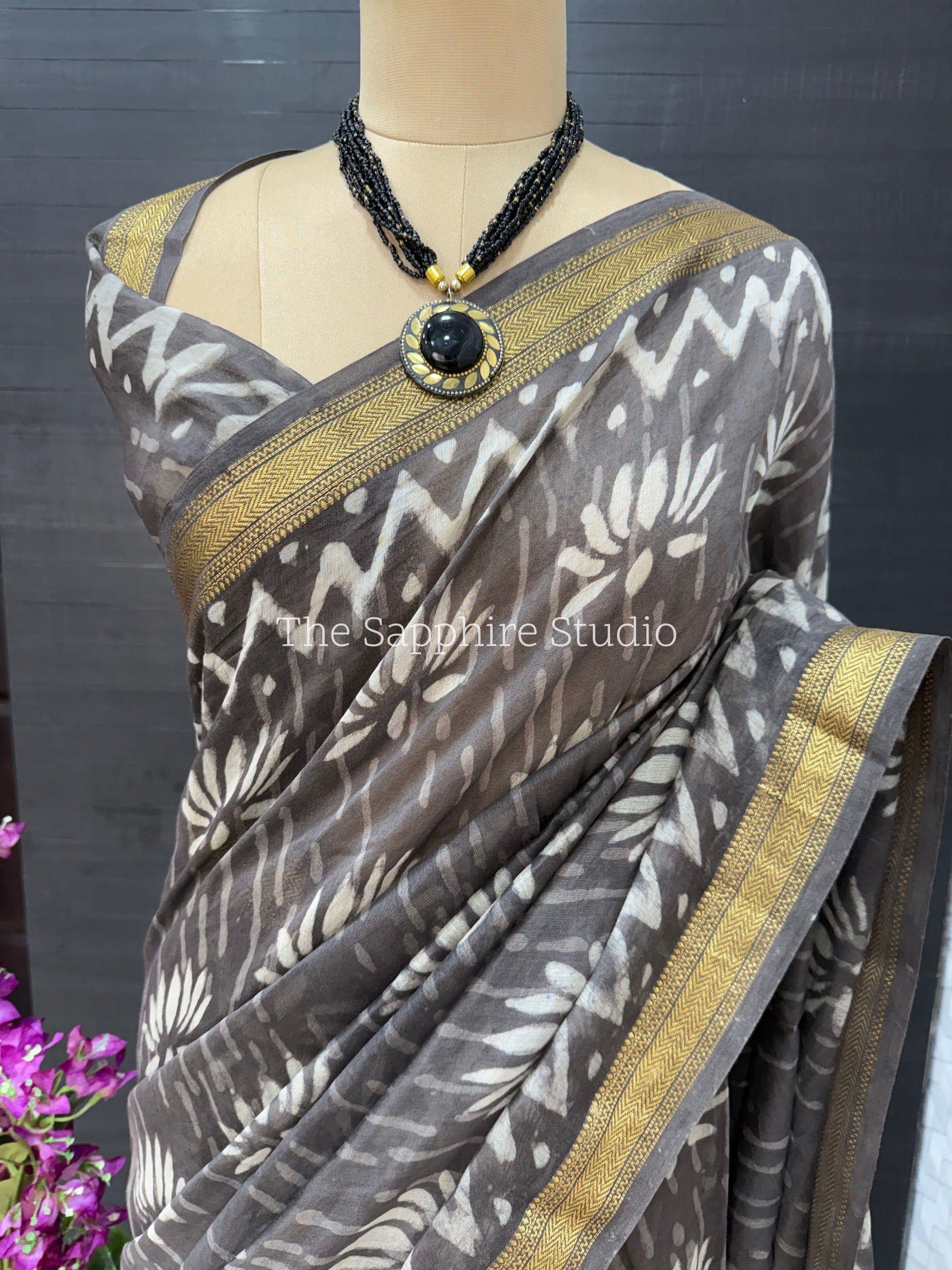 Maheshwari Silk Saree – Grey with Ivory Motifs & Golden Border