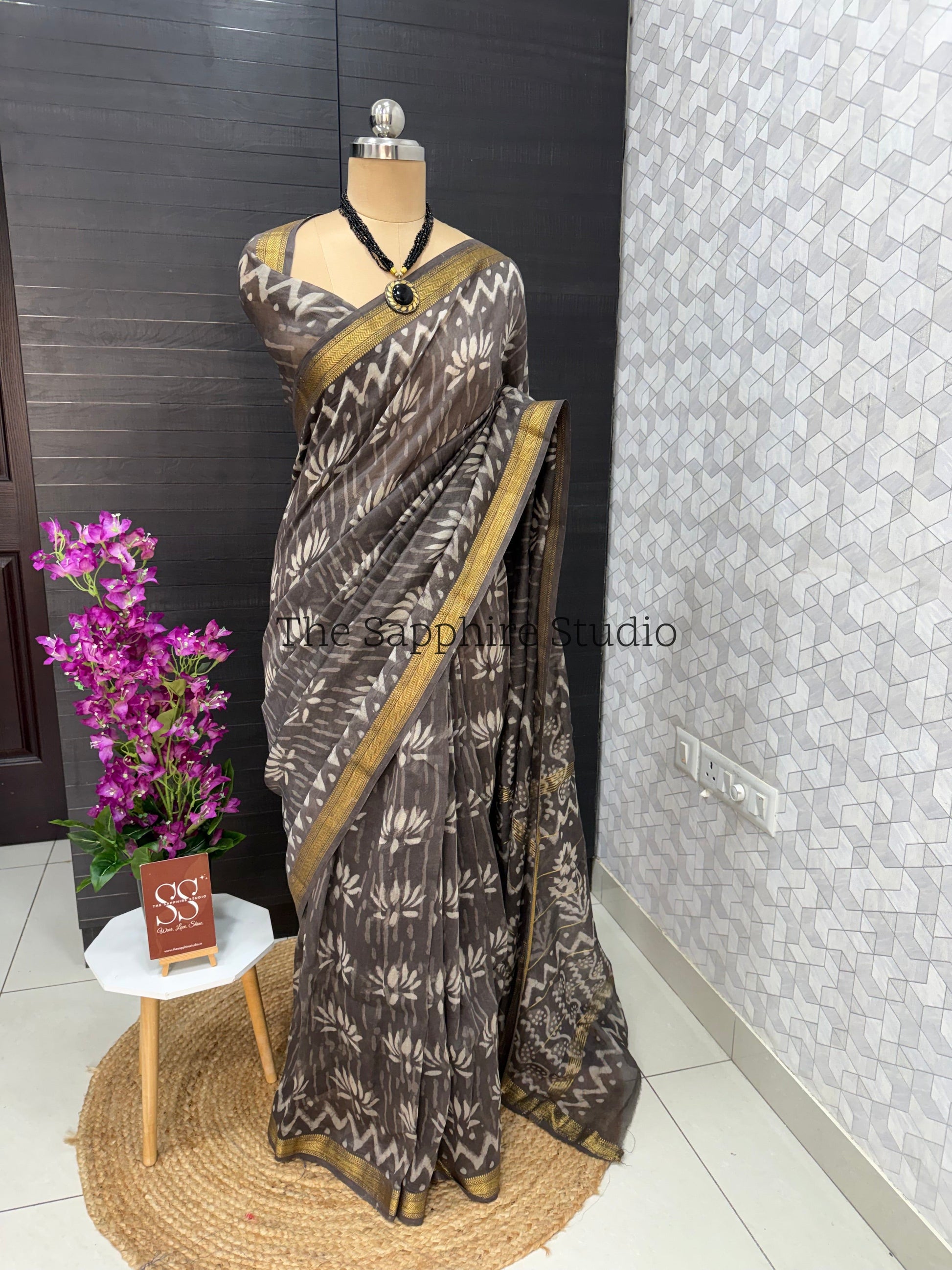 Maheshwari Silk Saree – Grey with Ivory Motifs & Golden Border