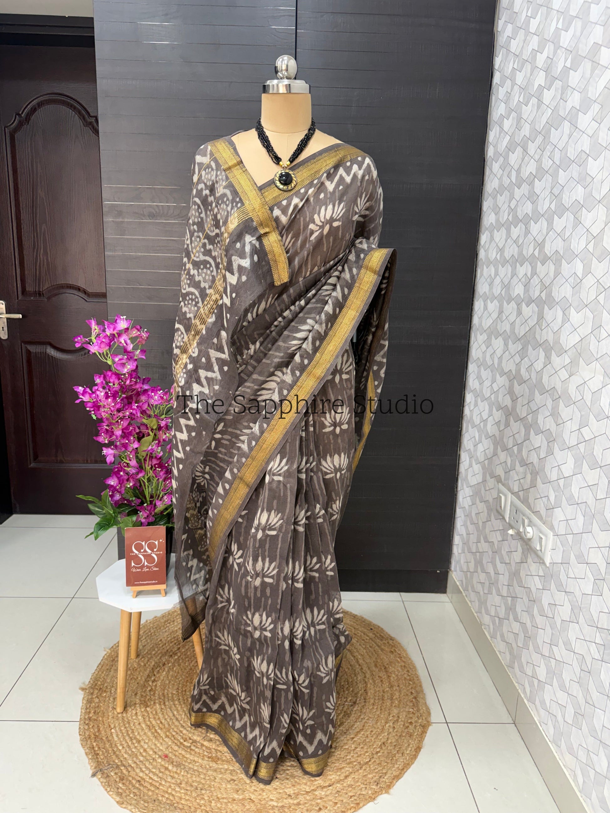 Maheshwari Silk Saree – Grey with Ivory Motifs & Golden Border