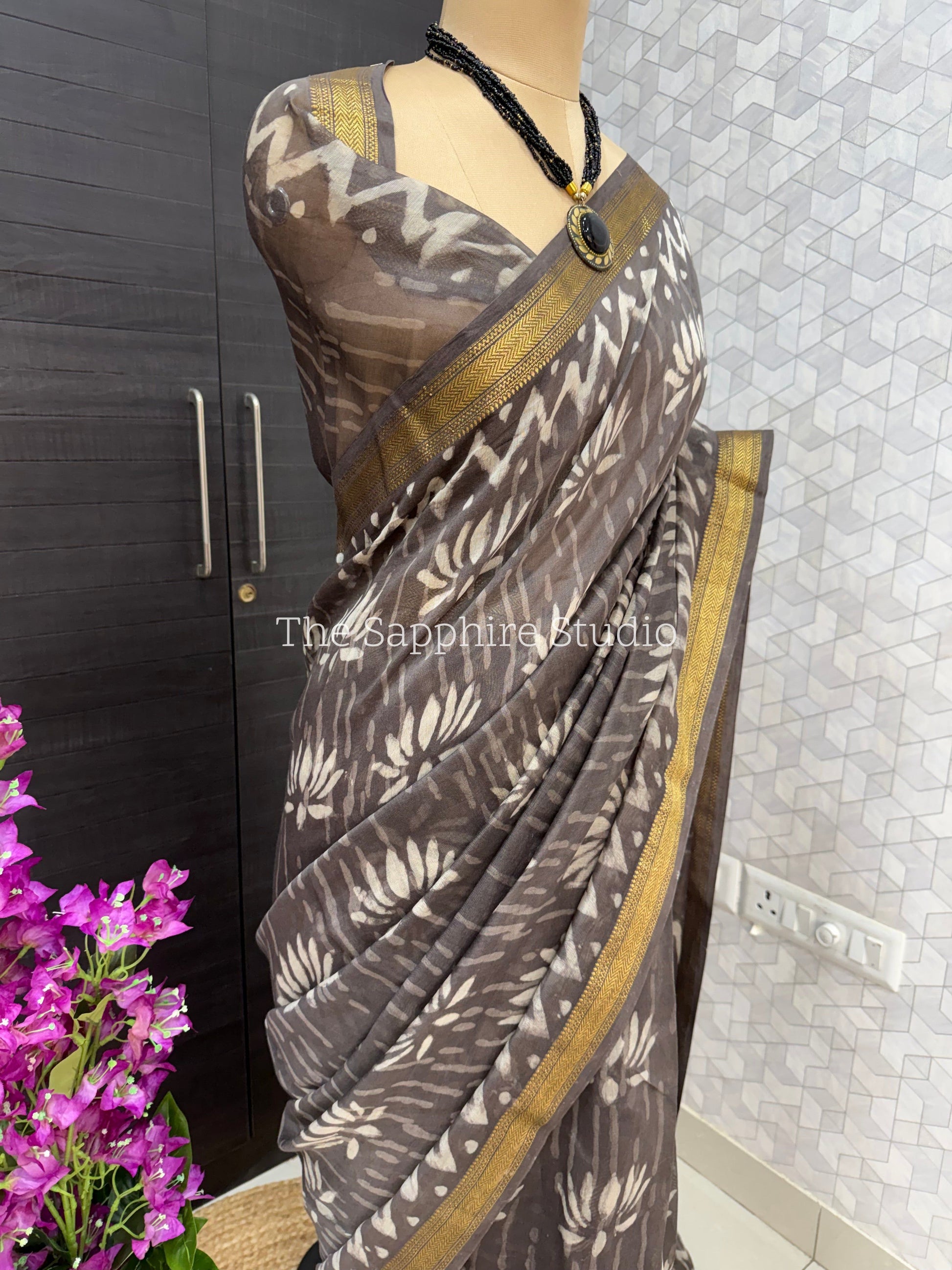 Maheshwari Silk Saree – Grey with Ivory Motifs & Golden Border