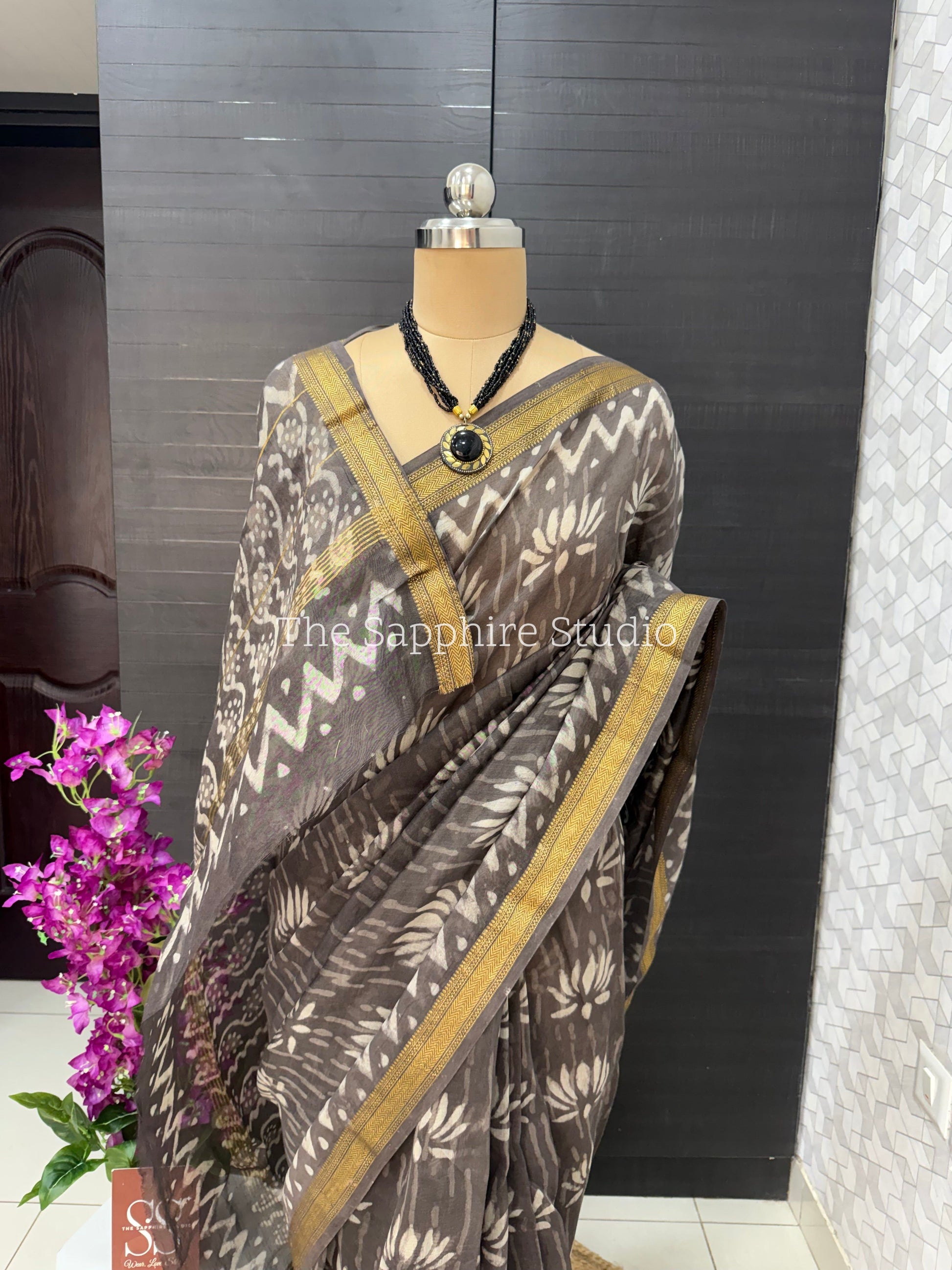Maheshwari Silk Saree – Grey with Ivory Motifs & Golden Border