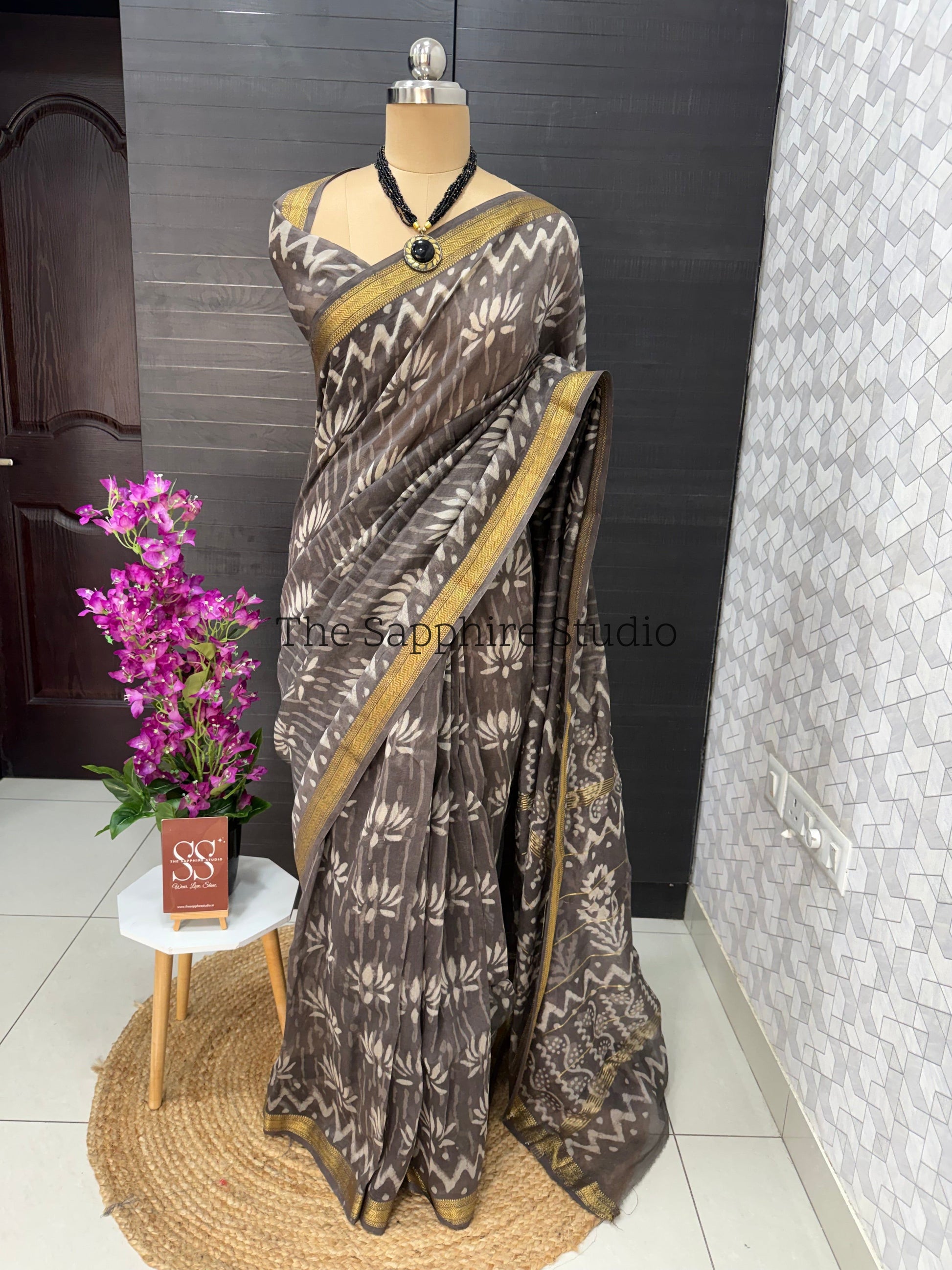 Maheshwari Silk Saree – Grey with Ivory Motifs & Golden Border