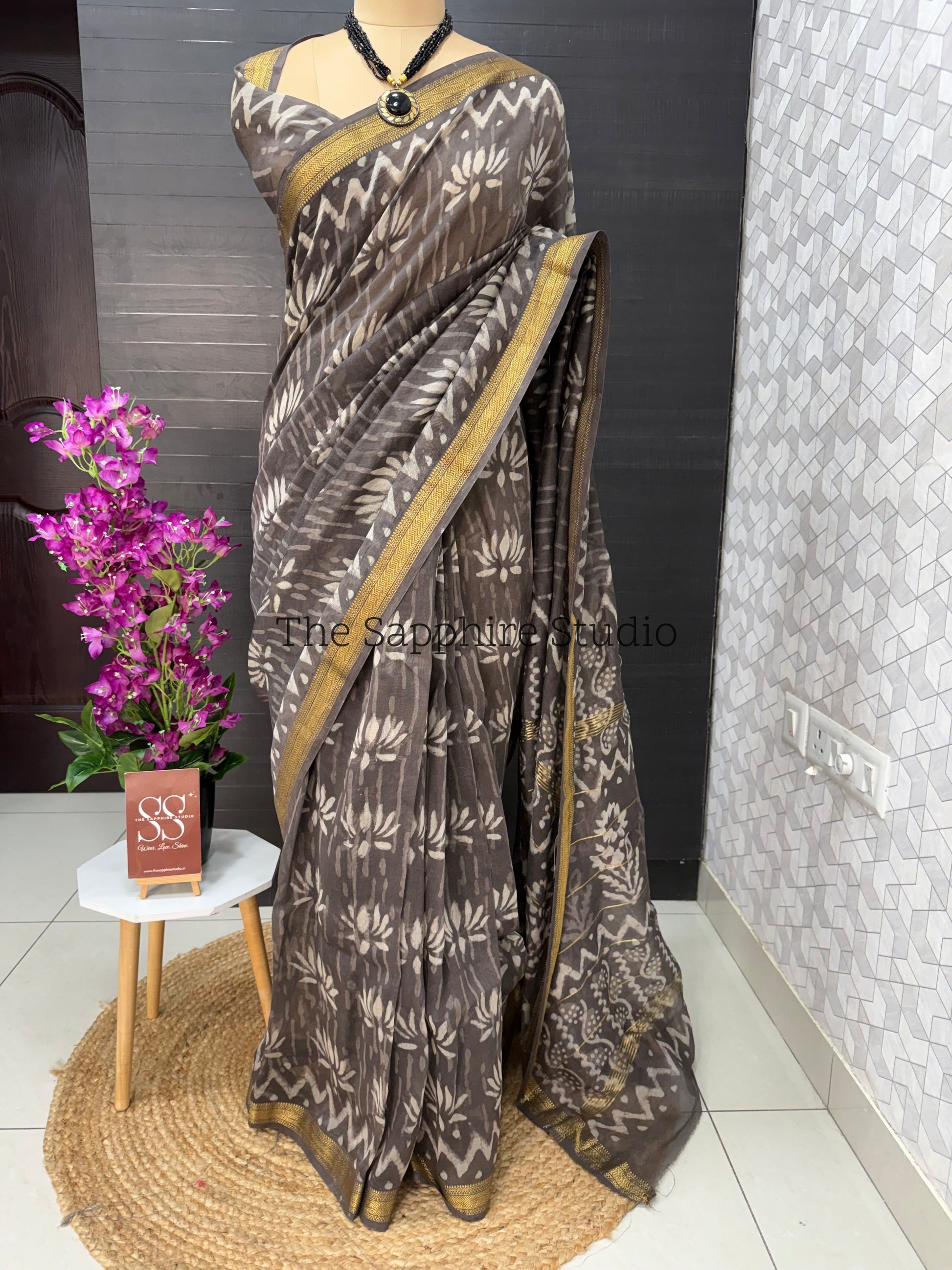 Maheshwari Silk Saree – Grey with Ivory Motifs & Golden Border