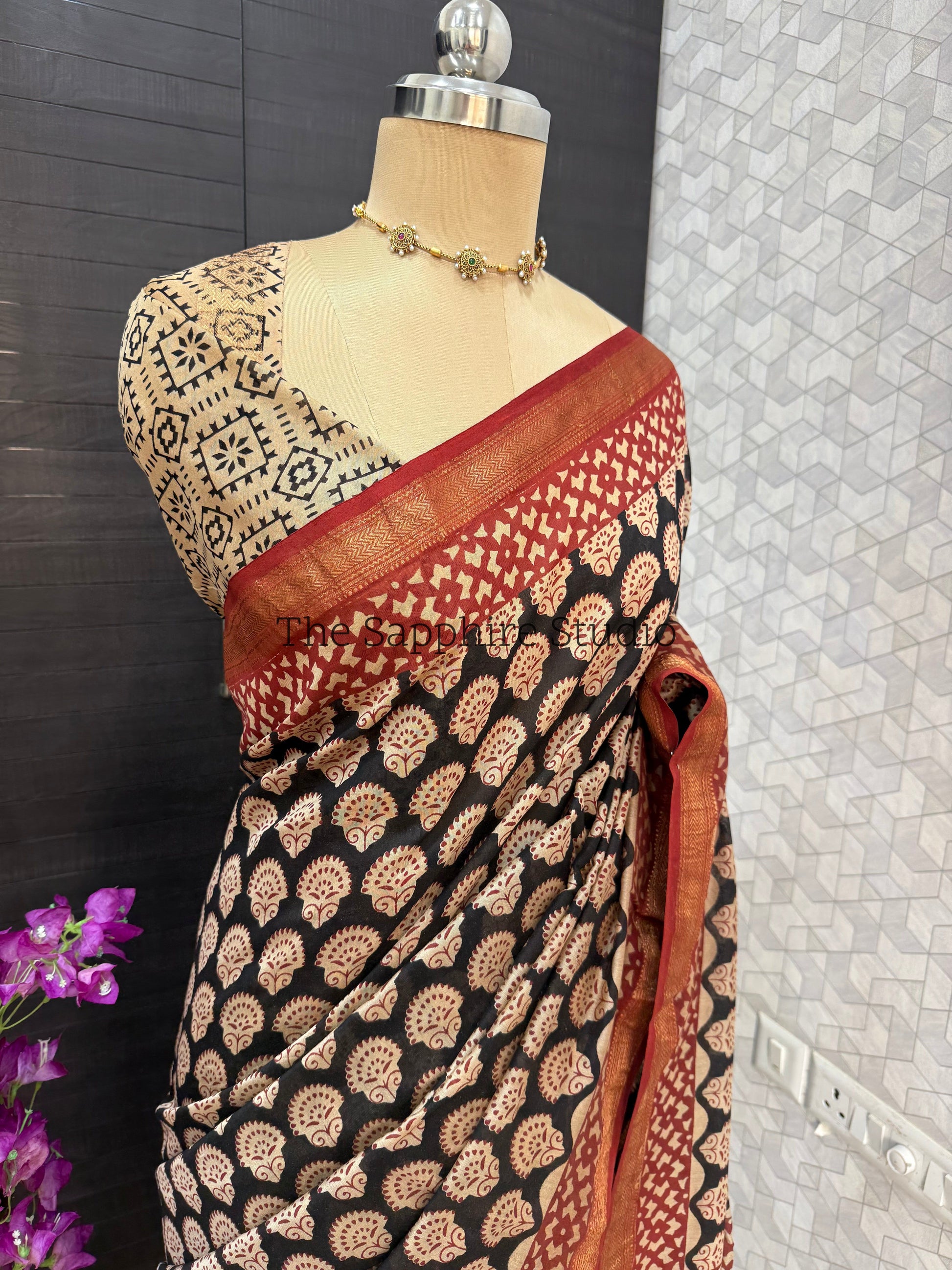 Maheshwari Silk Saree – Black with Beige Motifs & Red Zari Border