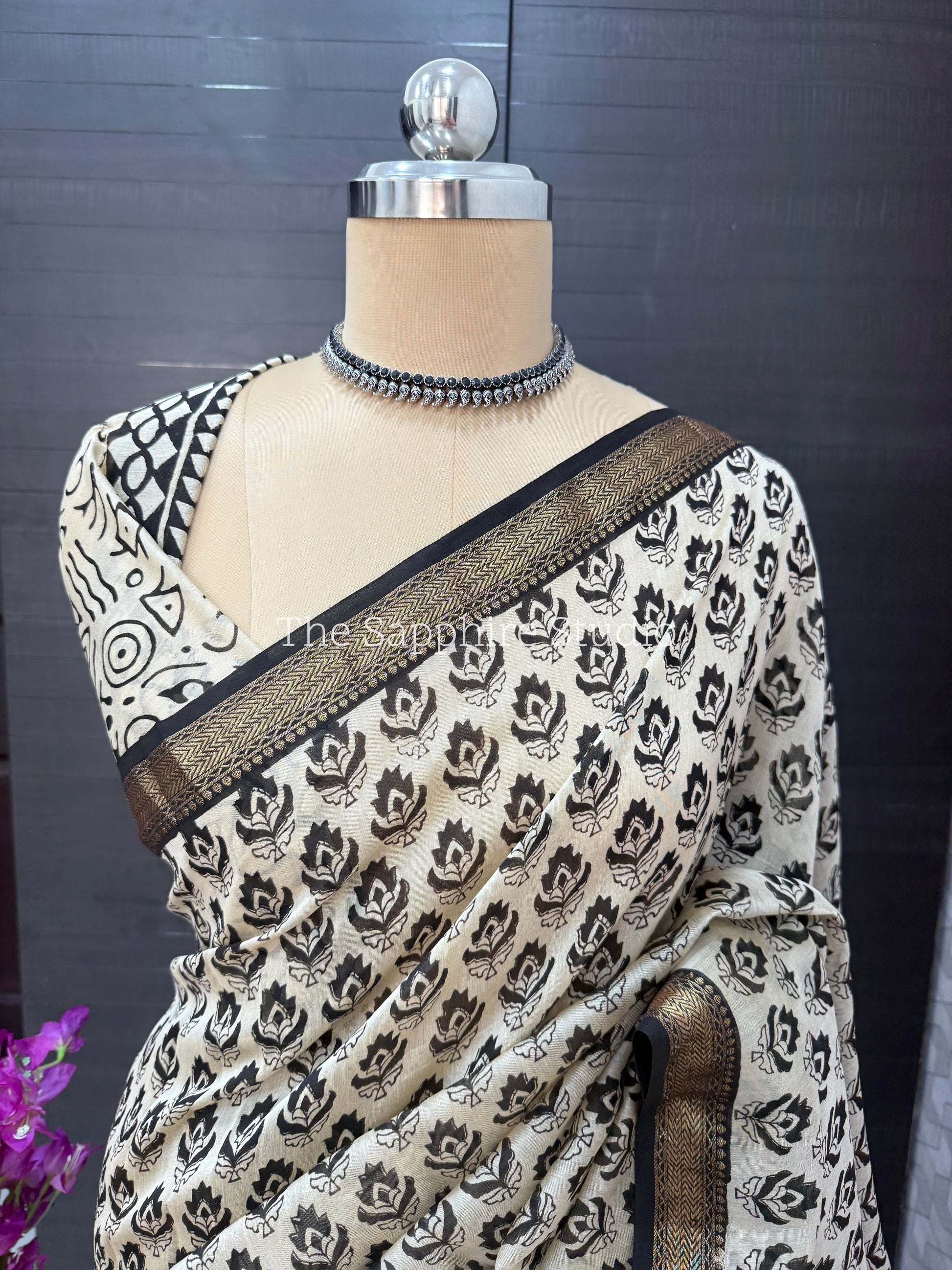 Maheshwari Silk Saree – Mustard Yellow with Black & Ivory Pallu